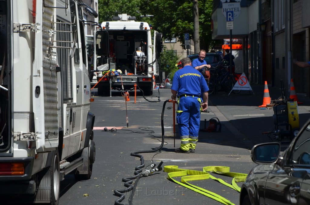 Gasaustritt 2 Koeln Neustadt Sued Clemensstr P18.JPG - Miklos Laubert